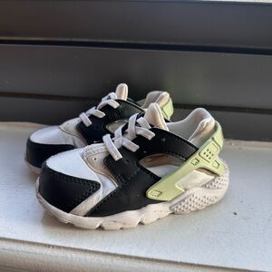 Nike Toddler Huarache Black and White Sneakers